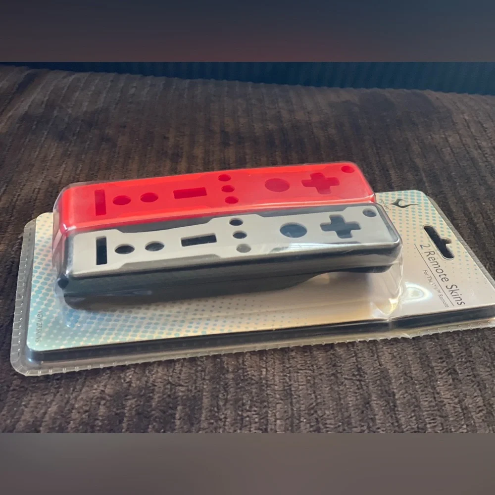 Nintendo Wii Remote Sleeve Set — Black and Red - Picture 3 of 10